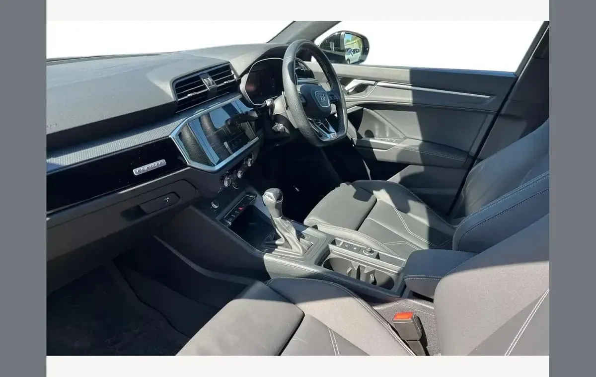 Used Audi Q3 Advanced 190 HP (139 kW) 2024 Glacier white SUV
