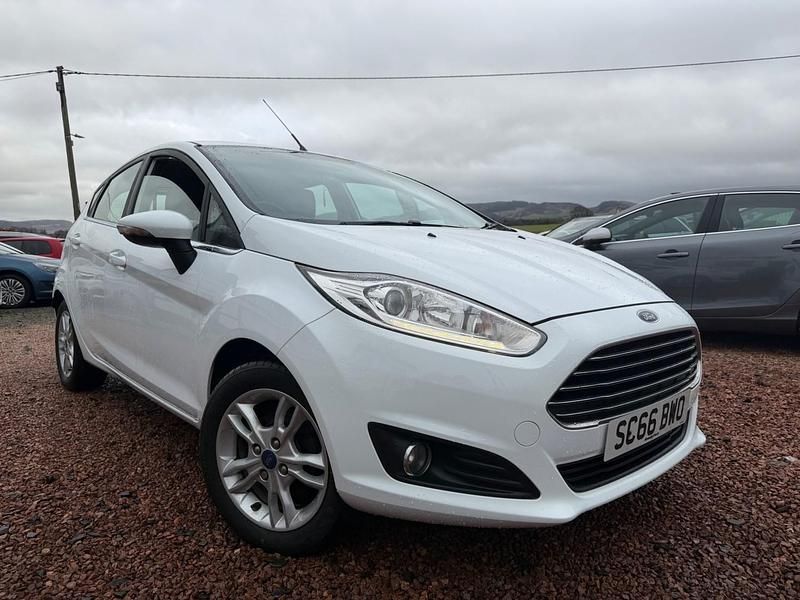 Used Ford Fiesta Zetec 75 HP (55 kW) 2016 White Hatchback