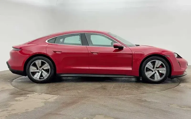 Usado Porsche Taycan 389 kW (530 HP) 2023 Vermelho Sedan