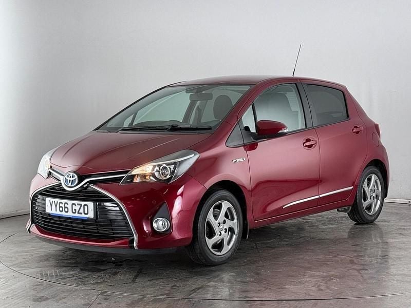 Used Toyota Yaris Hybrid 101 HP (74 kW) 2016 Red Hatchback