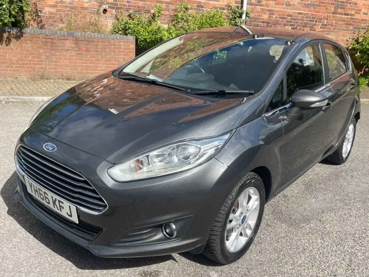 Begagnad Ford Fiesta Zetec 2016 Grå Halvkombi