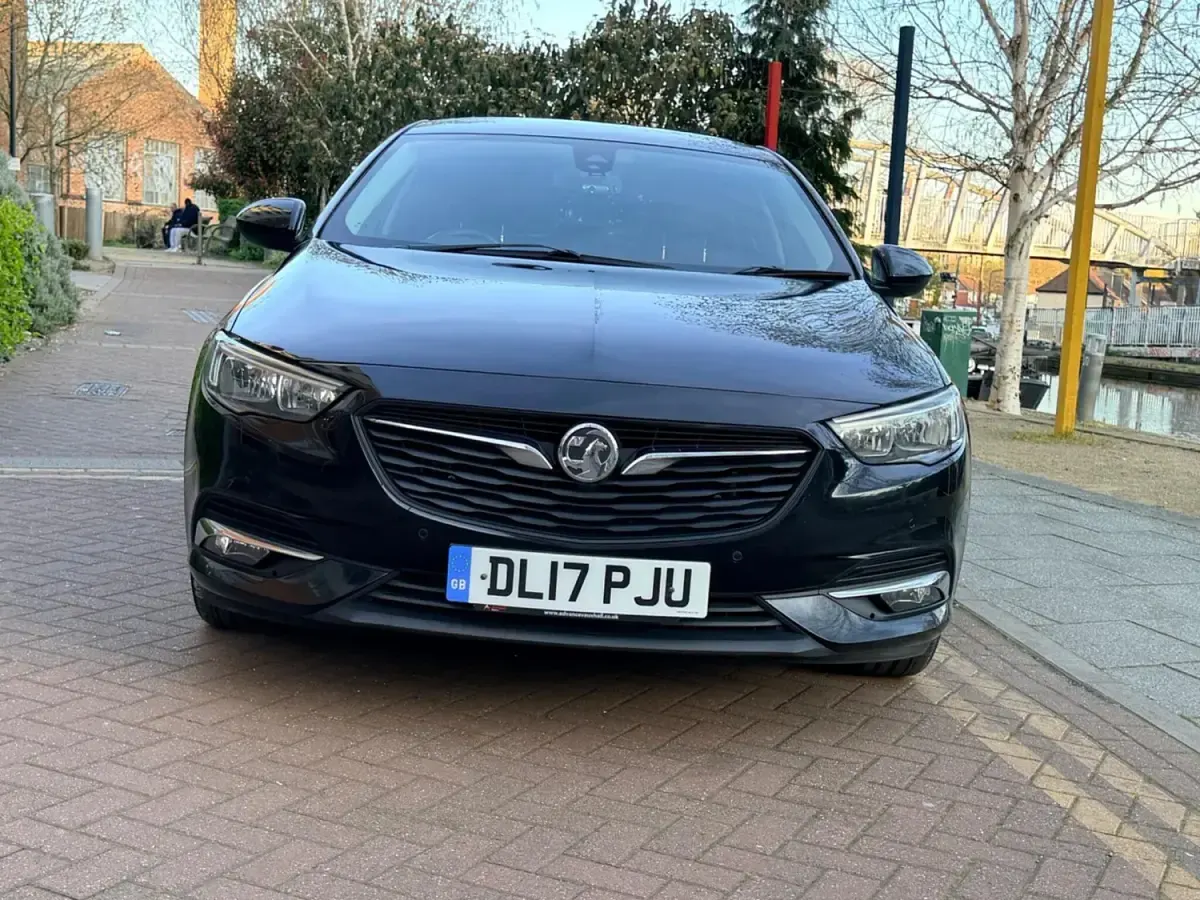 Second-hand Vauxhall Insignia Sport 2017 Negru Hatchback