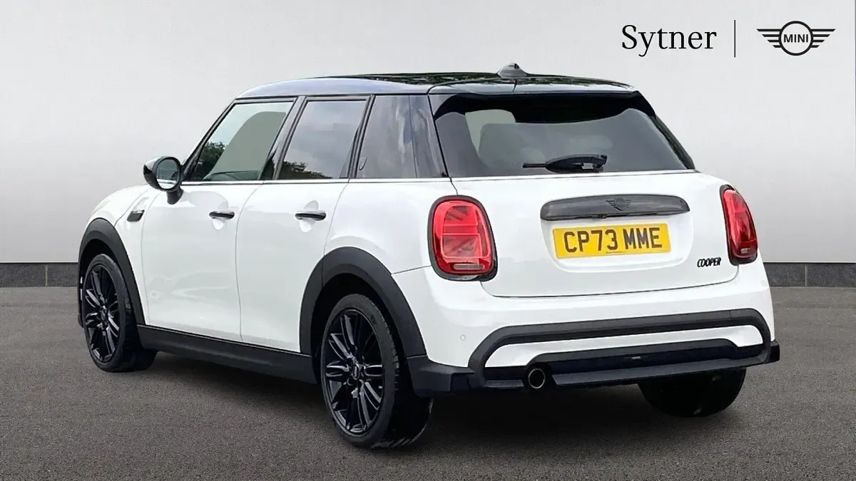 Gebraucht Mini Cooper Exclusive 134 PS (98 kW) 2024 Weiß Kleinwagen