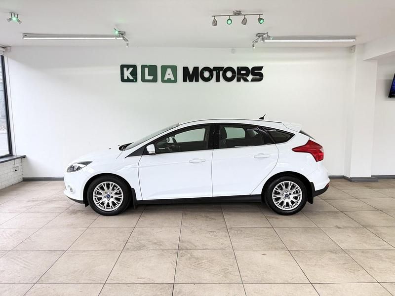 Used Ford Focus Titanium 125 HP (91 kW) 2011 White Hatchback