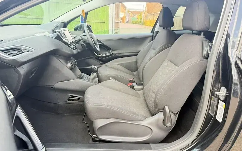 Used Peugeot 208 82 HP (60 kW) 2018 Black Hatchback