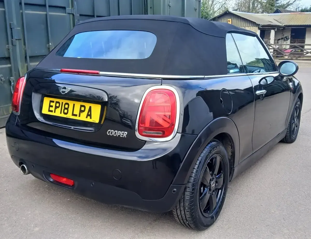 Usado Mini Cooper Cabriolet 136 HP (100 kW) 2018 Preto Cabrios