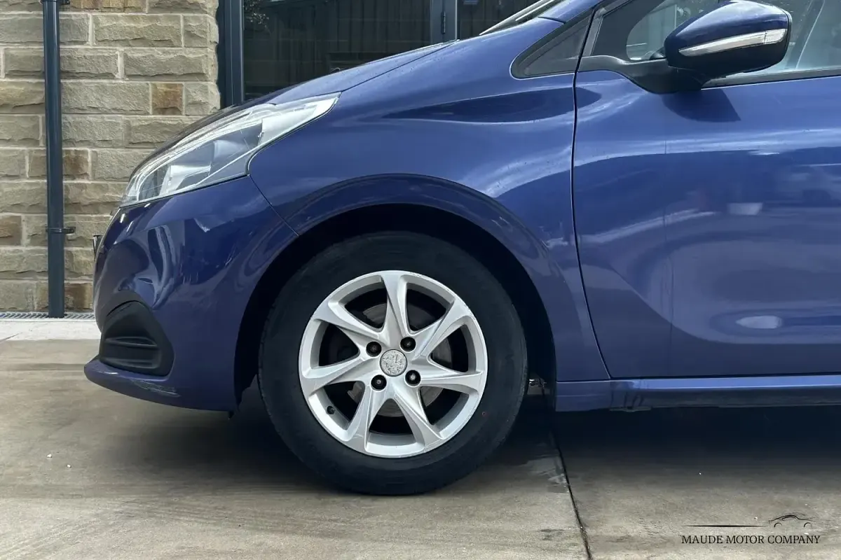 Used Peugeot 208 Active 75 HP (55 kW) 2016 Blue Hatchback