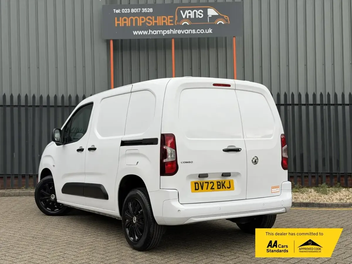 Usado Vauxhall Combo Sportive 100 HP (73 kW) 2022 Branco Monovolume