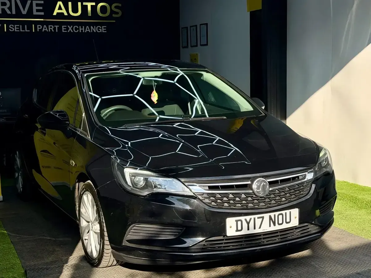 Used Vauxhall Astra Design Edition 136 HP (100 kW) 2017 Black Hatchback