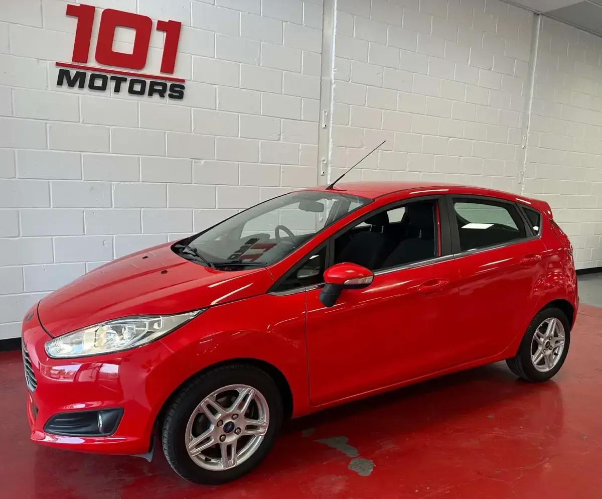 Begagnad Ford Fiesta Zetec 2013 Röd Halvkombi