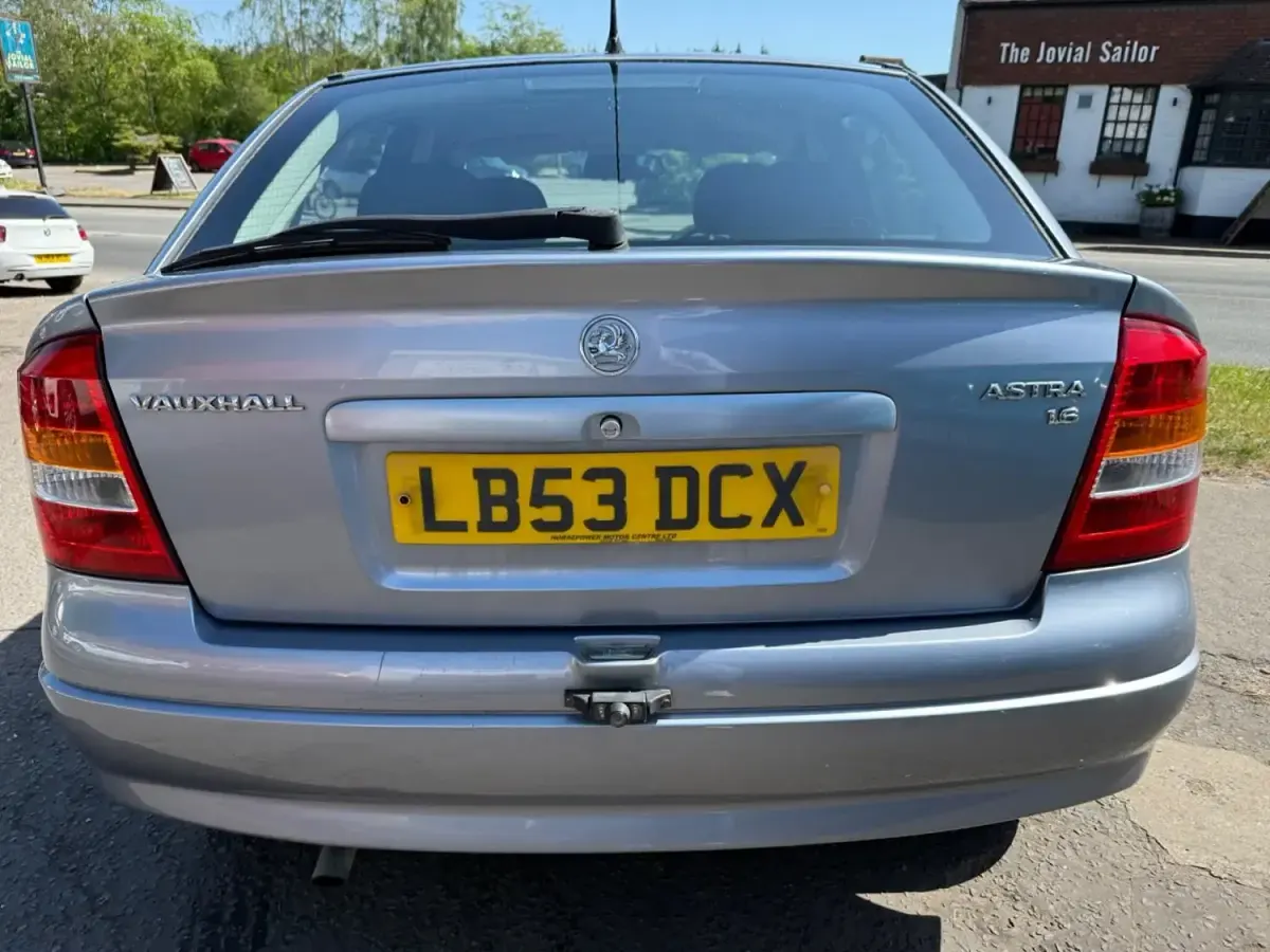 Second-hand Vauxhall Astra Club 105 CP (77 kW) 2004 Argintiu Hatchback