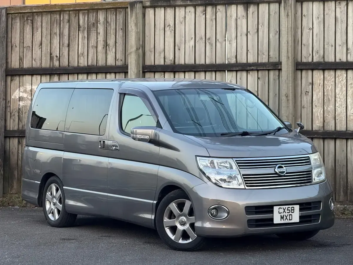 Usado Nissan Elgrand 2021 Gris Monovolumen