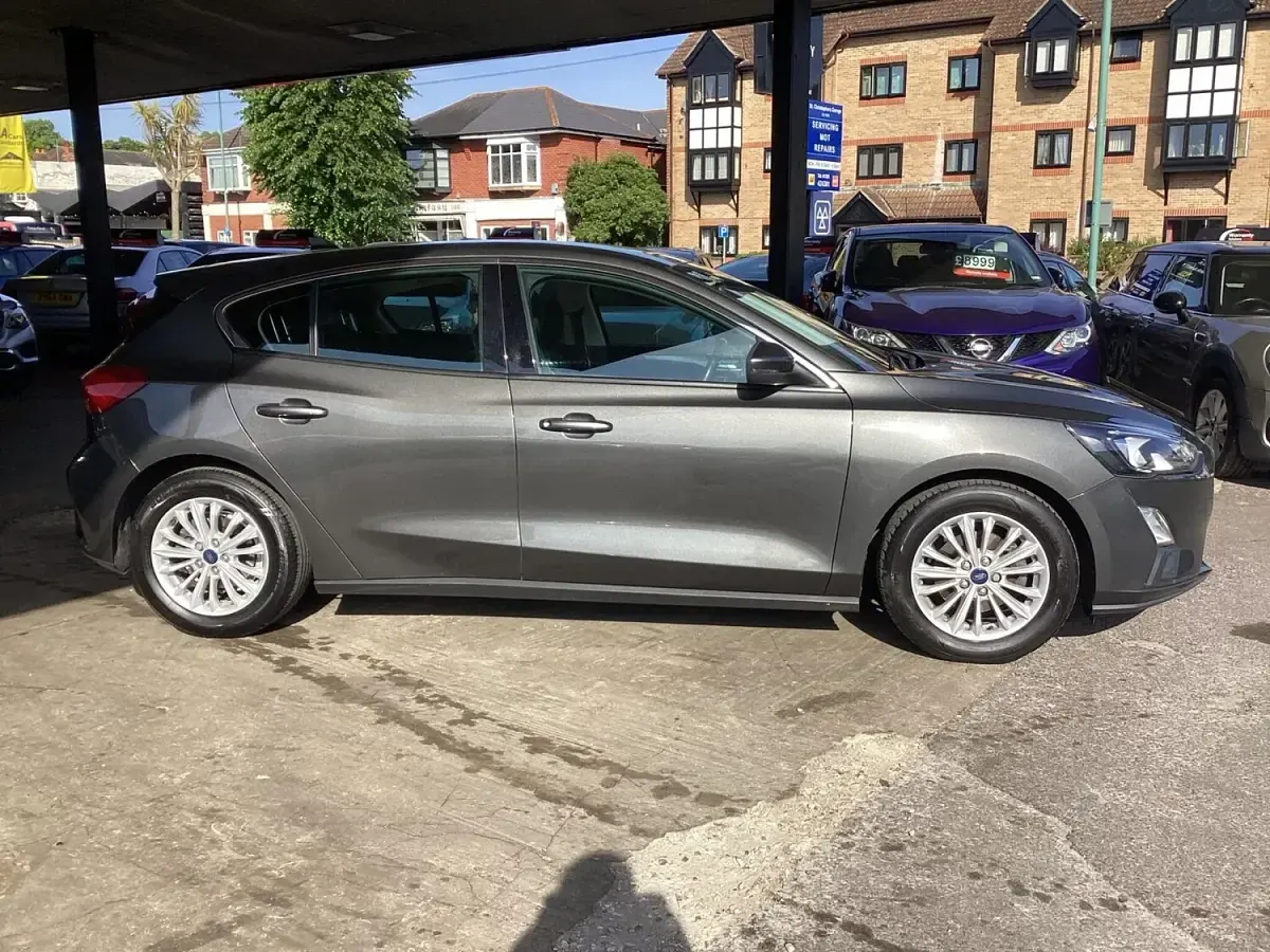 Used Ford Focus Titanium 125 HP (91 kW) 2019 Grey Hatchback