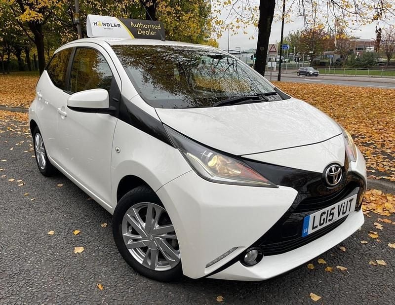 White Used 2015 Toyota Aygo x-press Hatchback | £5,350 (Fair price) - Image 1/4