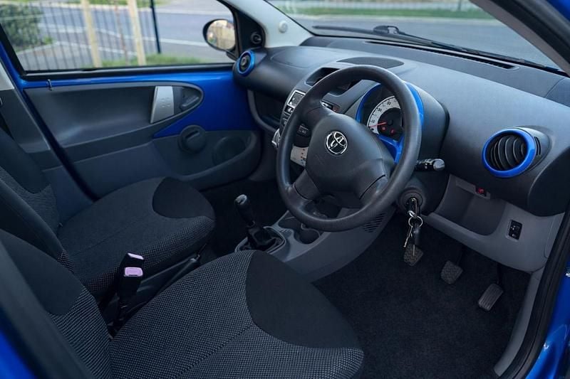 Used Toyota Aygo 67 HP (49 kW) 2010 Blue Hatchback