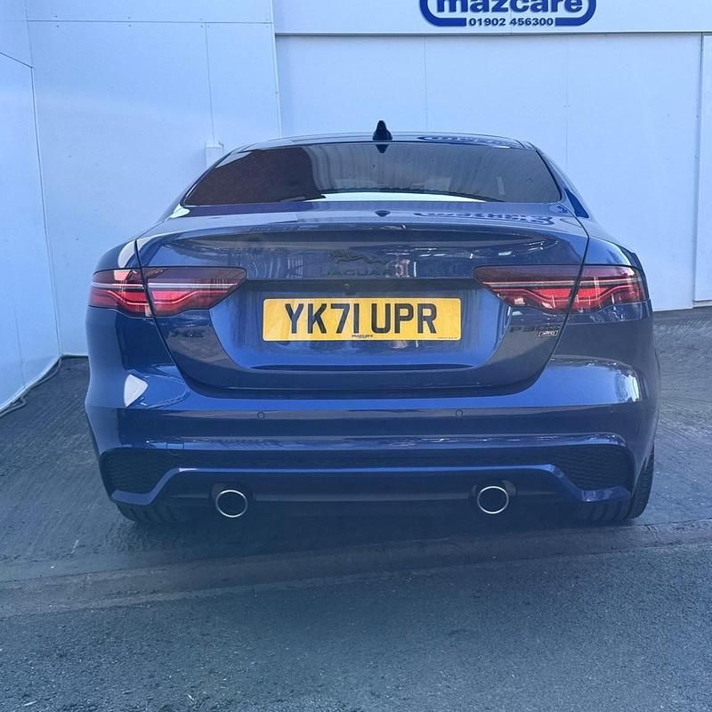 Usado Jaguar XE R-Dynamic 250 HP (183 kW) 2021 Azul Sedan