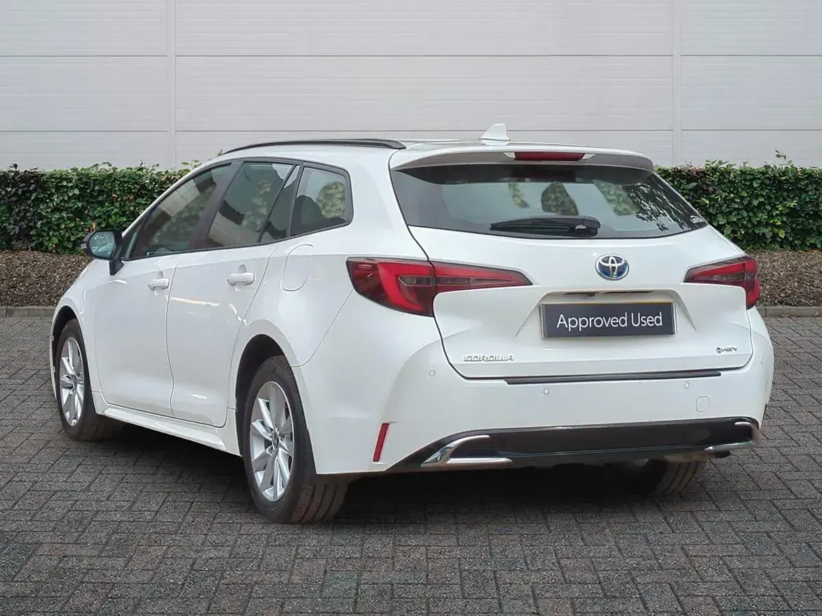 Used Toyota Corolla 140 HP (102 kW) 2025 White Estate