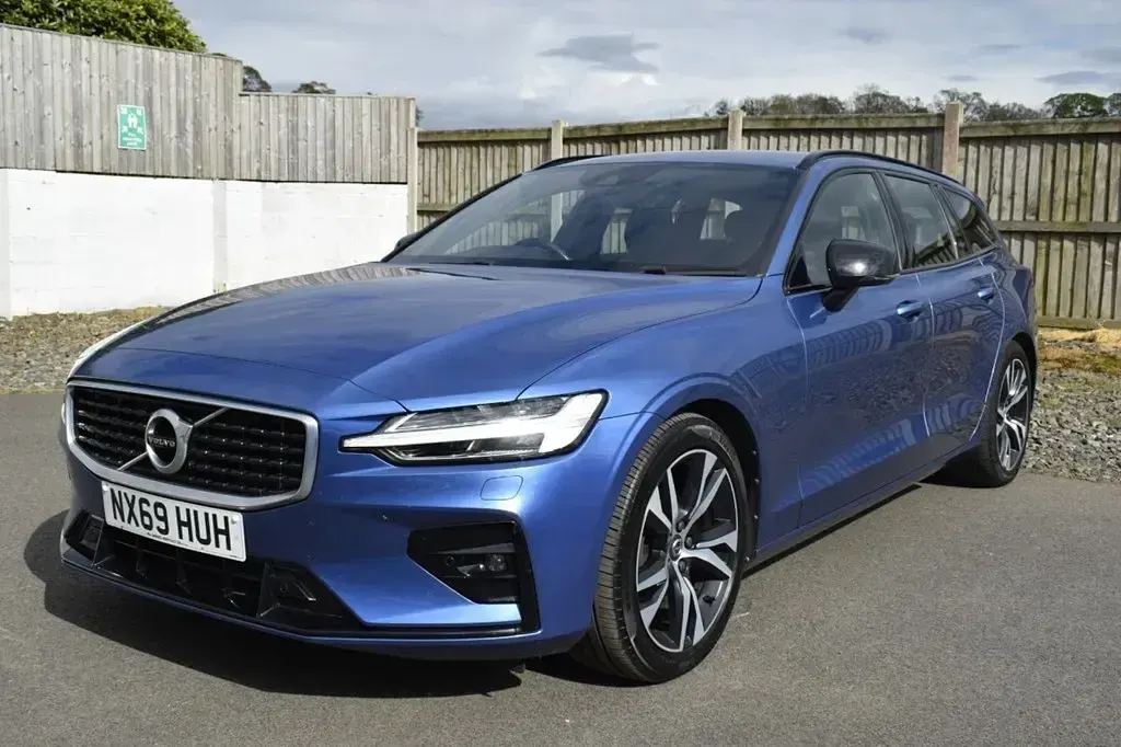 Used Volvo V60 R-Design 150 HP (110 kW) 2019 Blue Estate