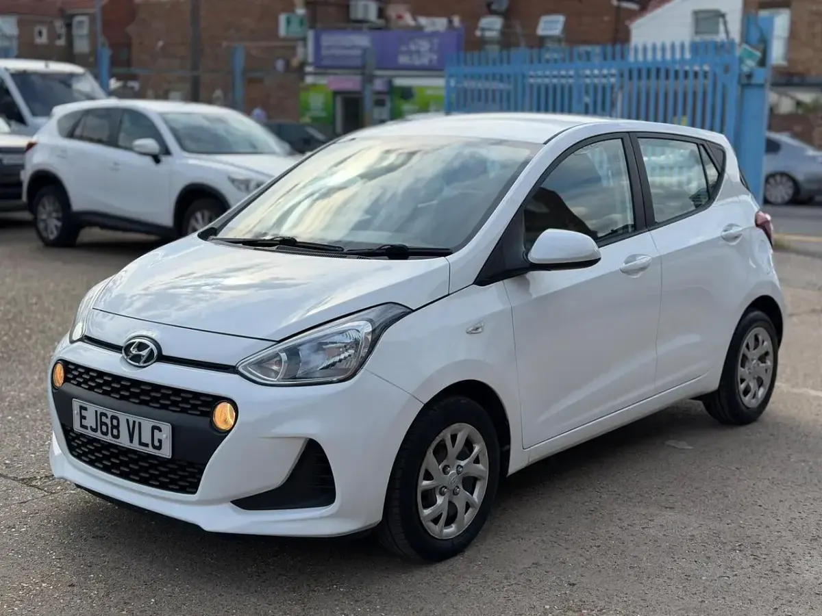 Used Hyundai i10 SE 67 HP (49 kW) 2018 White Hatchback