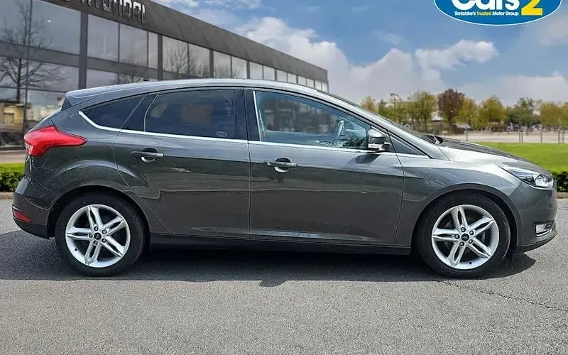 Used Ford Focus Zetec 120 HP (88 kW) 2016 Grey Hatchback