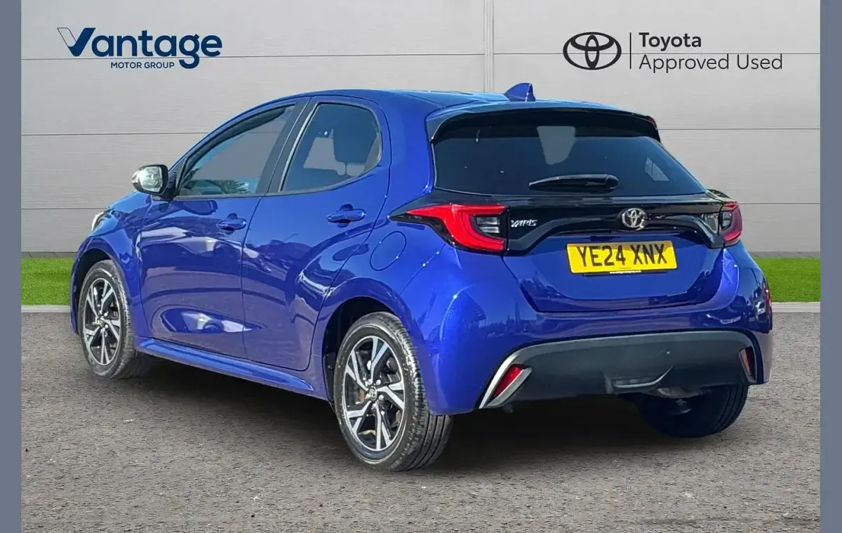 Used Toyota Yaris Design 113 HP (83 kW) 2024 Blue Hatchback