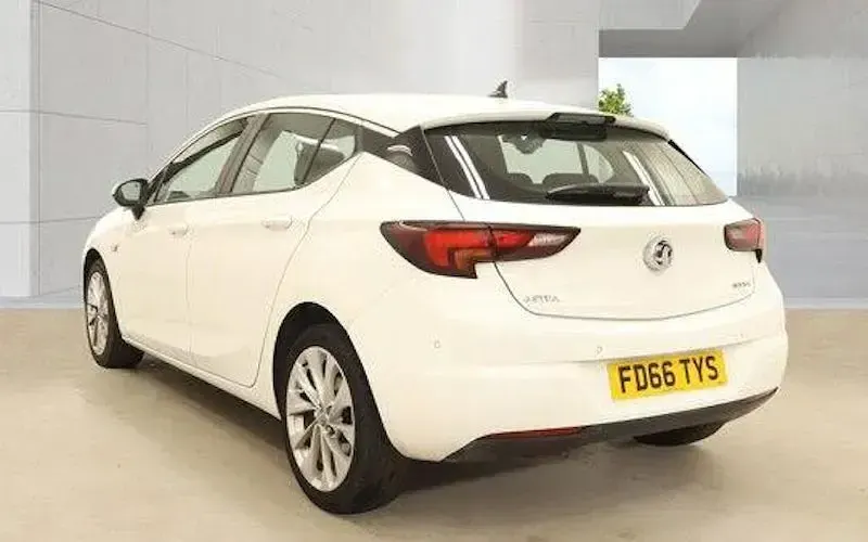 Used Vauxhall Astra 105 HP (77 kW) 2016 White Hatchback