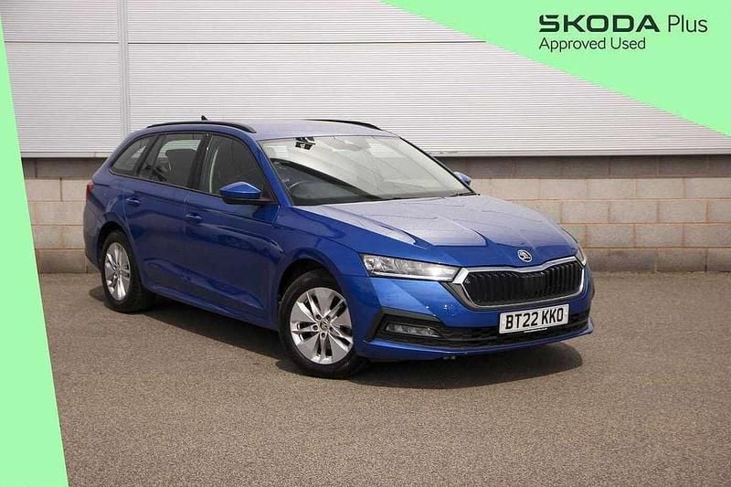 Race blue metallic Used 2022 Skoda Octavia SE Technology Estate | £17,395 (Fair price) - Image 1/4