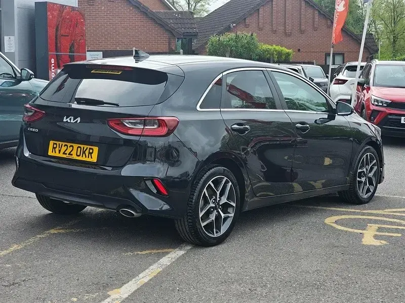 Usado Kia Ceed 158 HP (116 kW) 2022 Preto Citadino