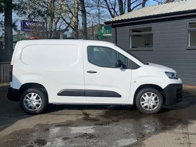 Usado Citroën Berlingo 100 CV (73 kW) 2022 Blanco Monovolumen