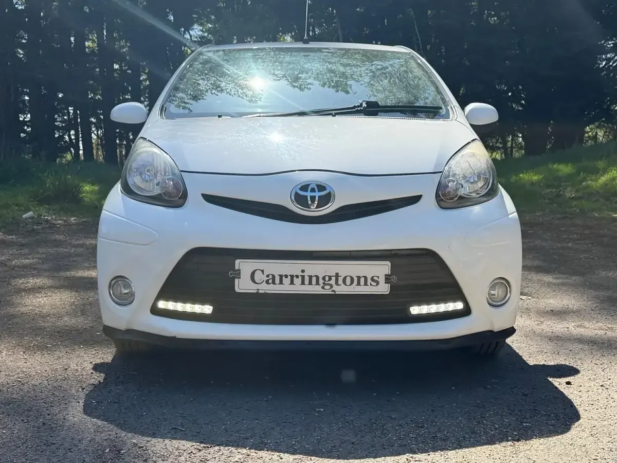 Usado Toyota Aygo 68 HP (50 kW) 2012 Branco Citadino