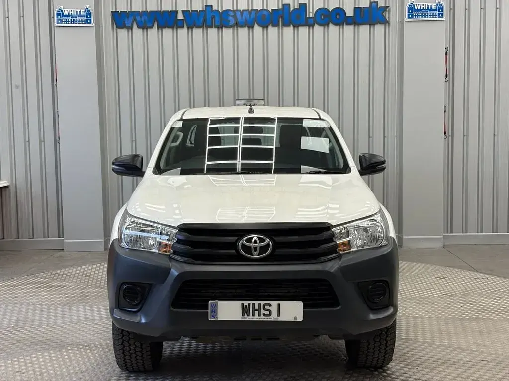 Used Toyota HiLux Active 150 HP (110 kW) 2019 White Pickup