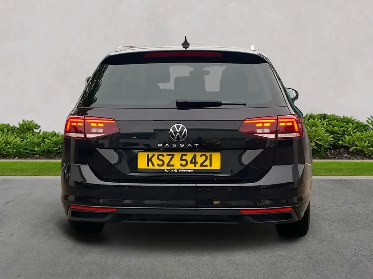 Used VW Passat SEL 150 HP (110 kW) 2023 Black Estate