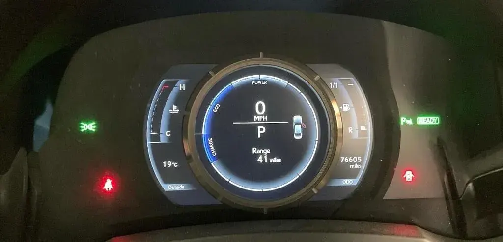 Used Lexus IS300h Sport Line 223 HP (164 kW) 2016 White Sedan