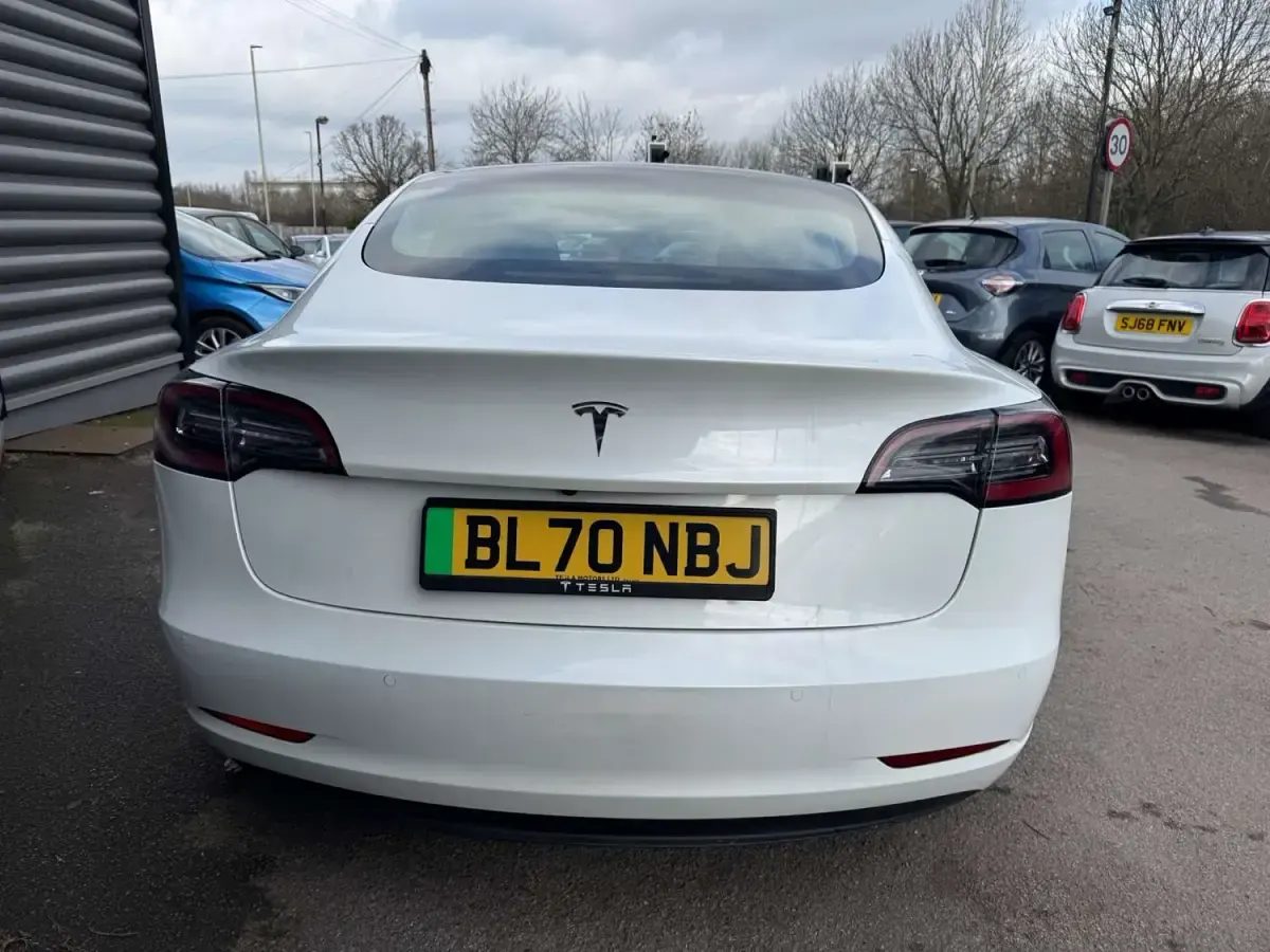 Używany Tesla Model 3 Standard Range 208 kW (283 KM) 2021 Biały Sedan/Limuzyna