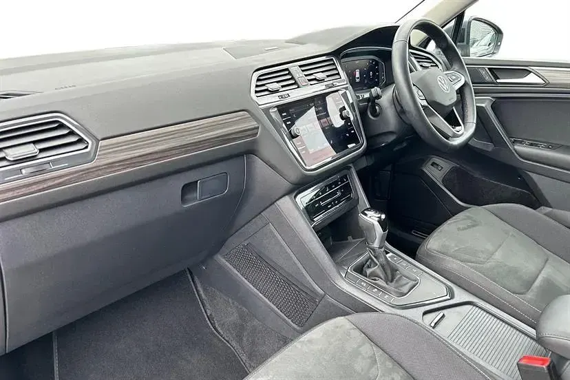 Used VW Tiguan Allspace Elegance 150 HP (110 kW) 2024 Platinum grey SUV