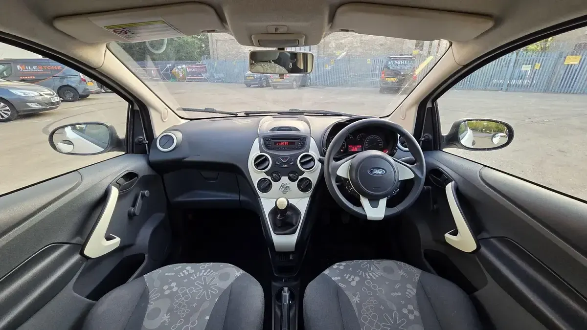 Used Ford Ka Studio 69 HP (50 kW) 2014 White Hatchback