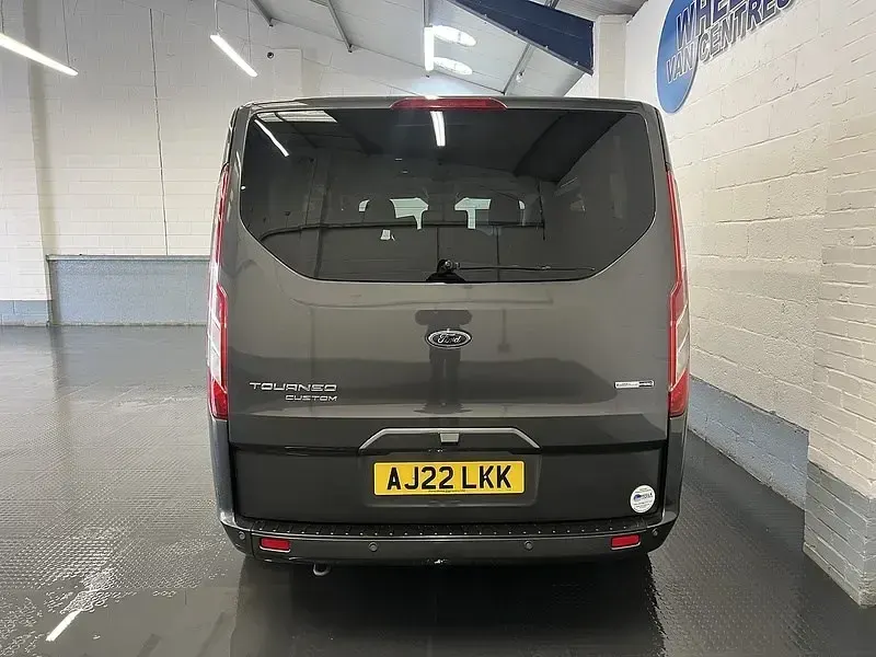 Begagnad Ford Tourneo Custom Titanium X 2022 Grå Van
