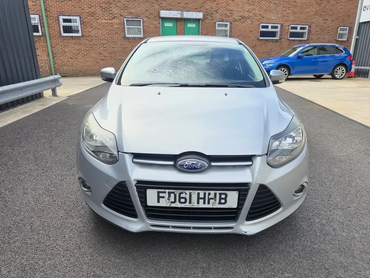 Used Ford Focus Zetec 125 HP (91 kW) 2011 Silver Hatchback