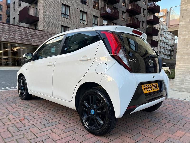 Used Toyota Aygo X-play 2018 White Hatchback