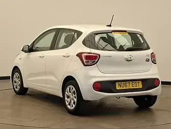 Used Hyundai i10 SE 66 HP (48 kW) 2017 White Hatchback
