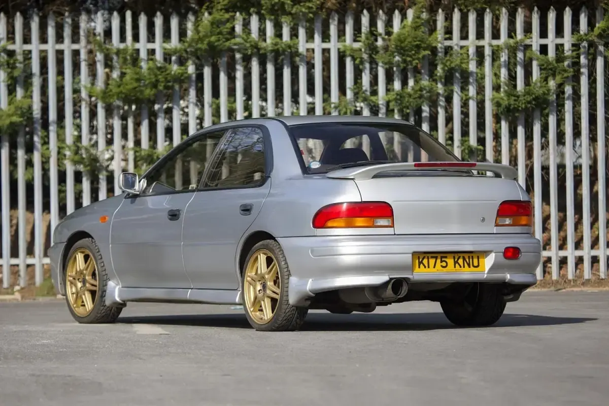 Begagnad Subaru Impreza 1999 Silver Sedan