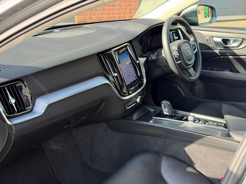 Usado Volvo V60 Momentum 163 HP (119 kW) 2020 Cinzento Carrinha