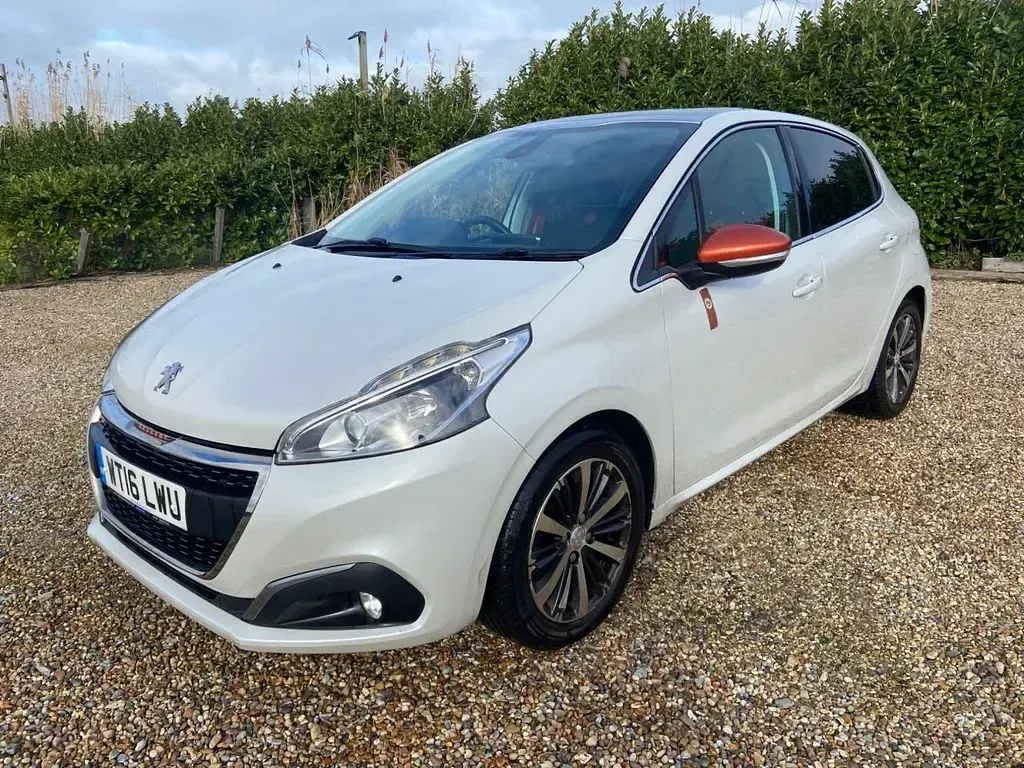 Used Peugeot 208 Roland Garros 110 HP (80 kW) 2016 White Hatchback