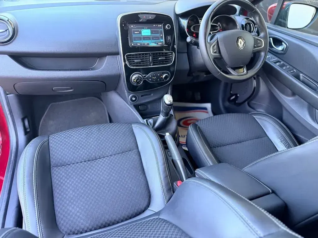 Used Renault Clio Dynamique 90 HP (66 kW) 2018 Red Hatchback