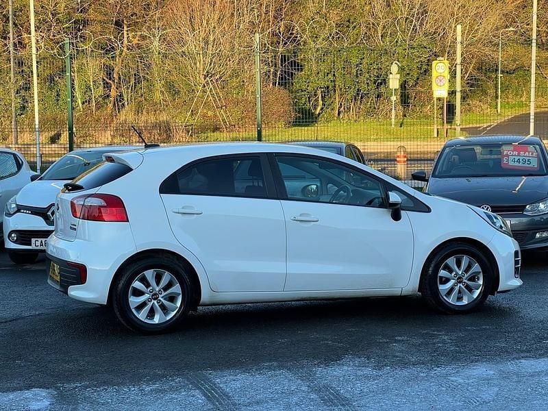 Used Kia Rio 74 HP (54 kW) 2016 White Hatchback