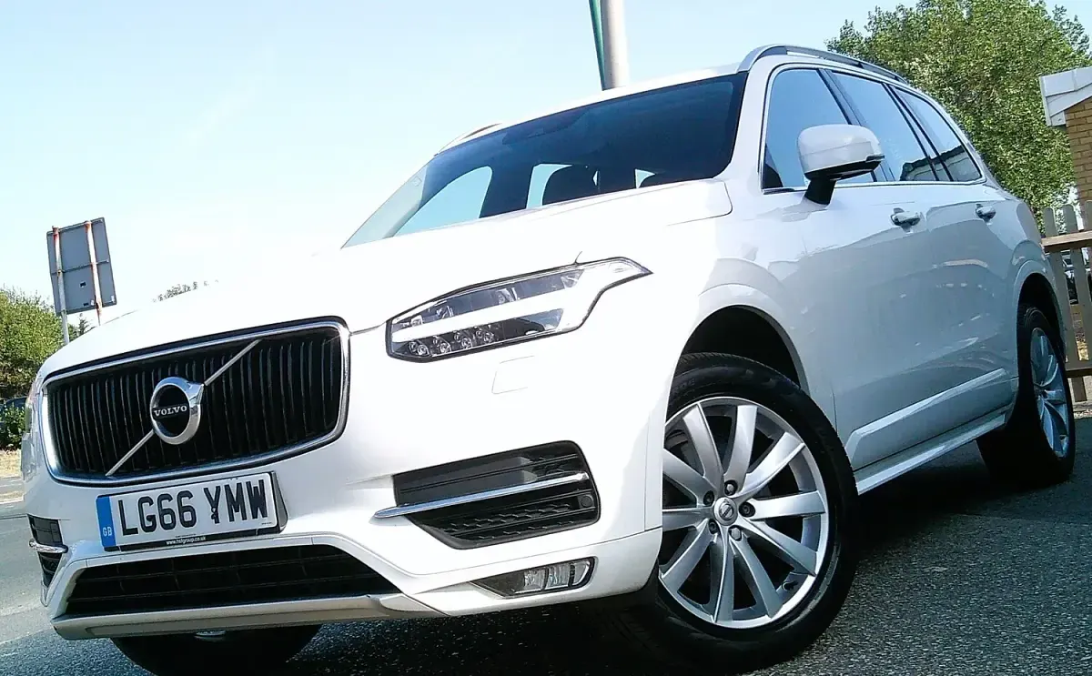 Used Volvo XC90 Momentum 235 HP (172 kW) 2016 White SUV