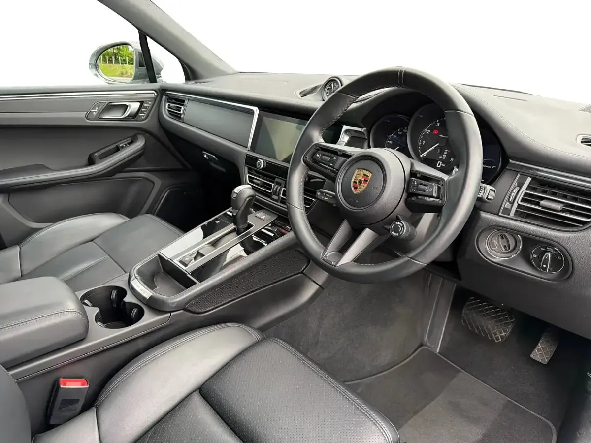 Used Porsche Macan T 261 HP (191 kW) 2024 Carrara white metallic SUV