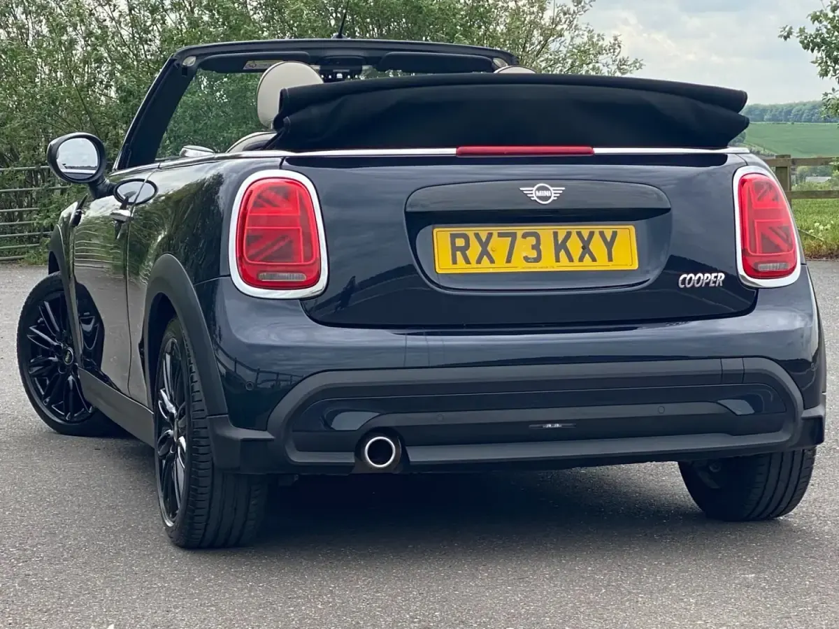 Begagnad Mini Cooper Cabriolet Exclusive 2023 Svart Cab
