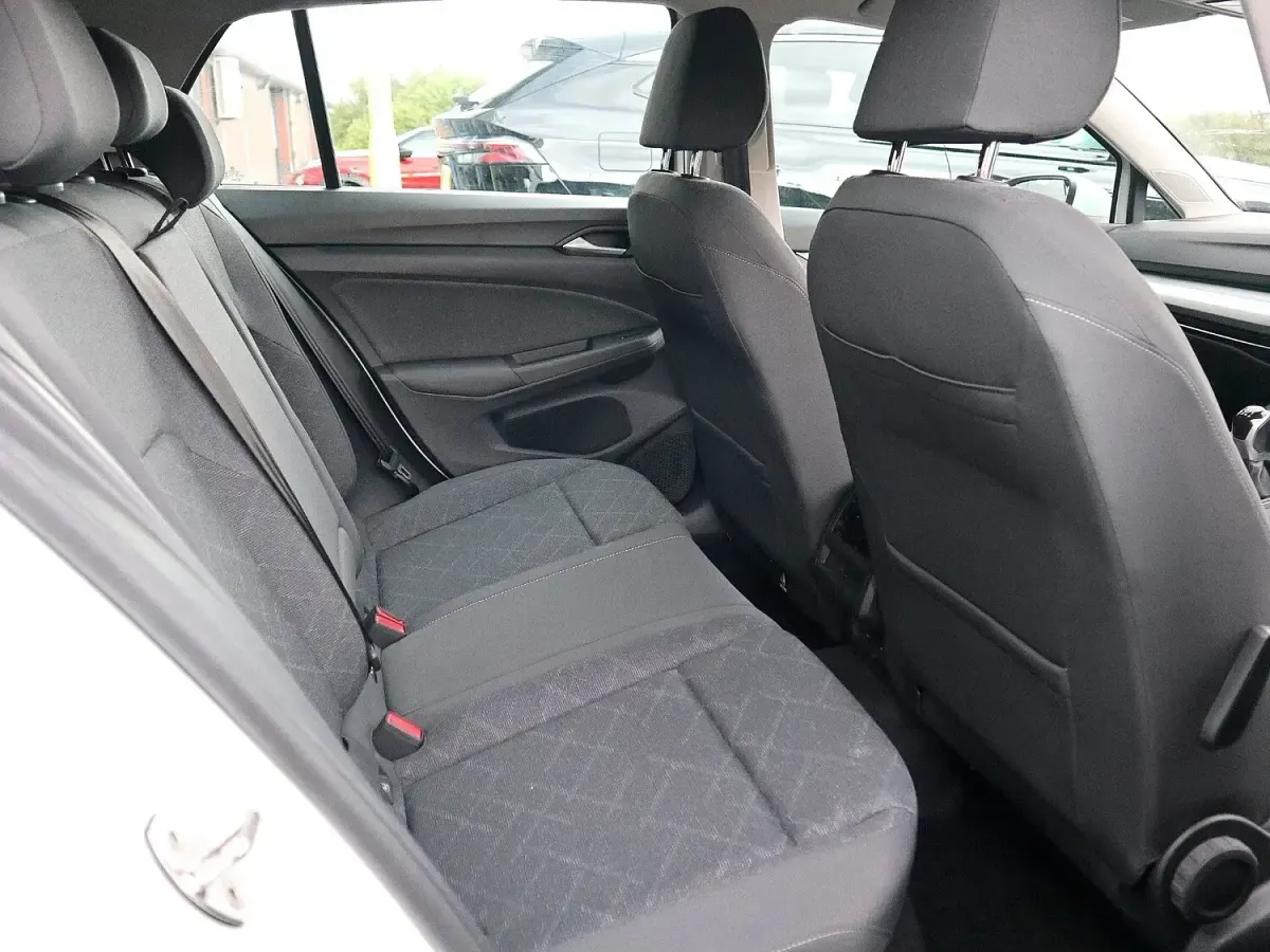 Used VW Golf VIII Life 130 HP (95 kW) 2023 White Hatchback