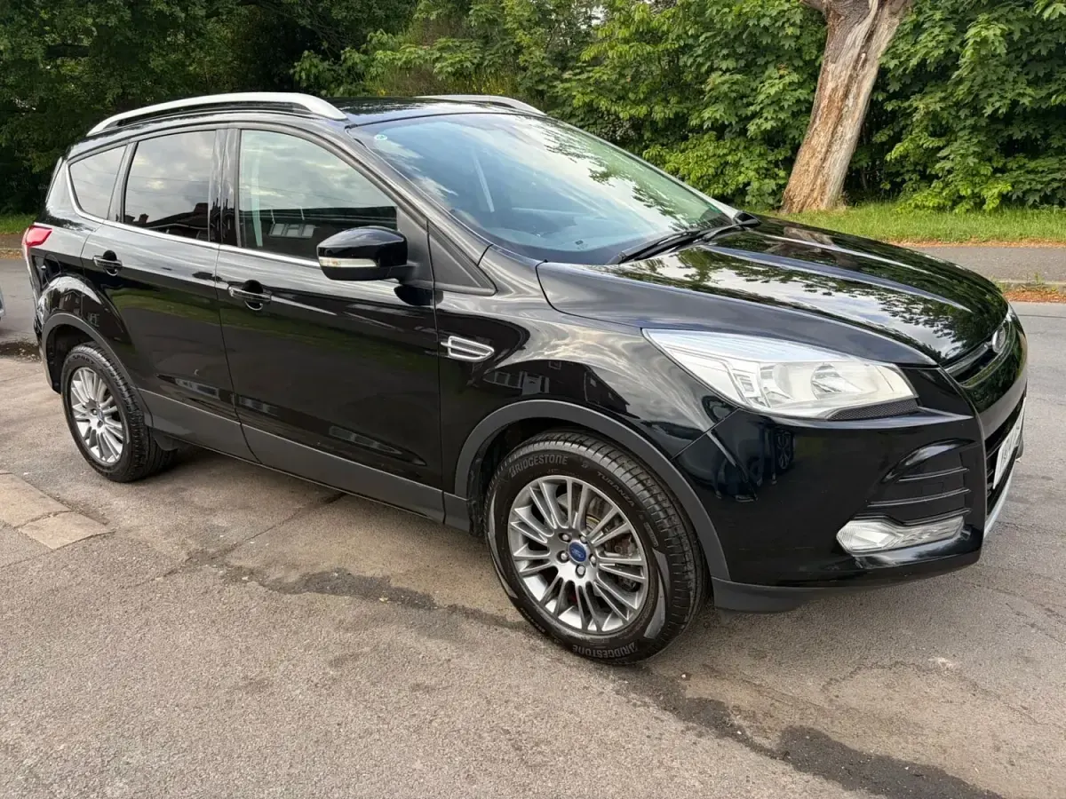 Usado Ford Kuga Titanium 140 HP (102 kW) 2014 Preto SUV